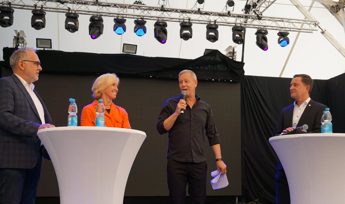 Kultursommer verbindet die Region Landrat Dr. Klaus Michael Rückert (v.li.), Cornelia Möhrlen, Geschäftsführerin der Gartenschau, Moderator Jess Jochimsen und der CDU-Bundestagsabgeordnete Klaus Mack beim Podiumsgespräch. Foto: Bastian