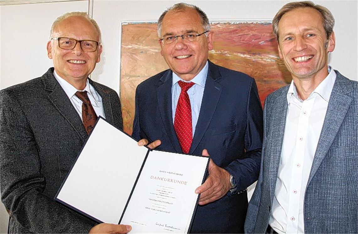 Landrat Karl Röckinger (li. ) ehrt Ölbronn-Dürrns Bürgermeister Norbert Holme für 40 Jahre im Öffentlichen Dienst. Mit dabei: der Leiter der Kommunalaufsicht im Landratsamt, Markus Rudisile (re.). Foto: privat