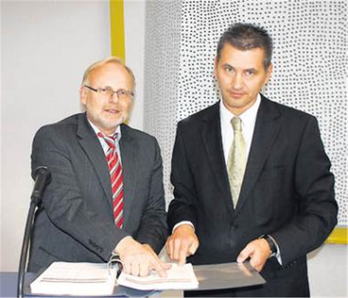 Landrat Karl Röckinger (li.) und Kreiskämmerer Frank Stephan mit dem Haushaltsplanentwurf fürs Jahr 2011. Archivfoto: Kollros 