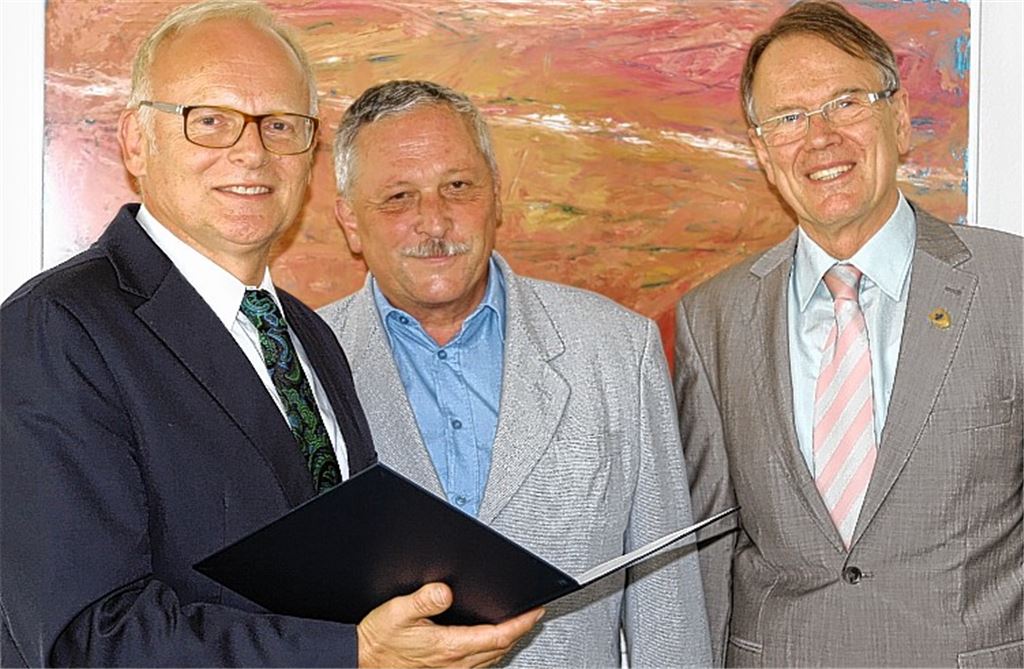 Landrat Karl Röckinger (li.) und Umweltdezernent Karl-Heinz Zeller (re.) bedanken sich bei Dienstjubilar Ewald Buck.