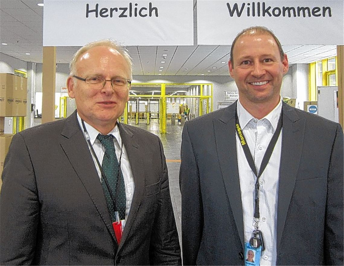 Landrat Karl Röckinger mit Amazon-Geschäftsführer Alexander Bruggner. Foto: privat