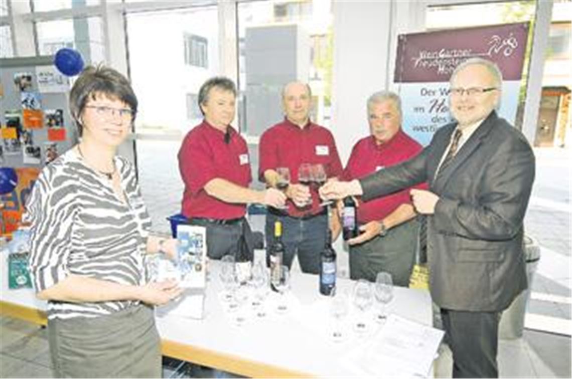 Landrat Karl Röckinger (re.) und Angela Gewiese vom Forum 21 lassen sich von Weingärtnern aus Freudenstein und Hohenklinken, Dieter Epple, Horst Steinhilper und Günter Hauf, reinen Wein einschenken.
Foto: Kollros