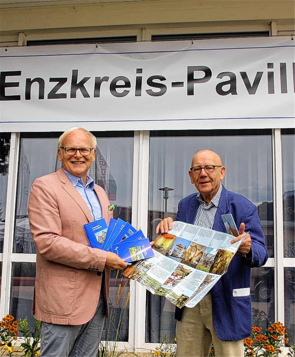 Landrat Karl Röckinger und der Pforzheimer Fotograf Günter Beck zeigen die Faltblatt-Sammlung, mit der das Landratsamt Sehenswürdigkeiten im Kreis vorstellt. Foto: privat