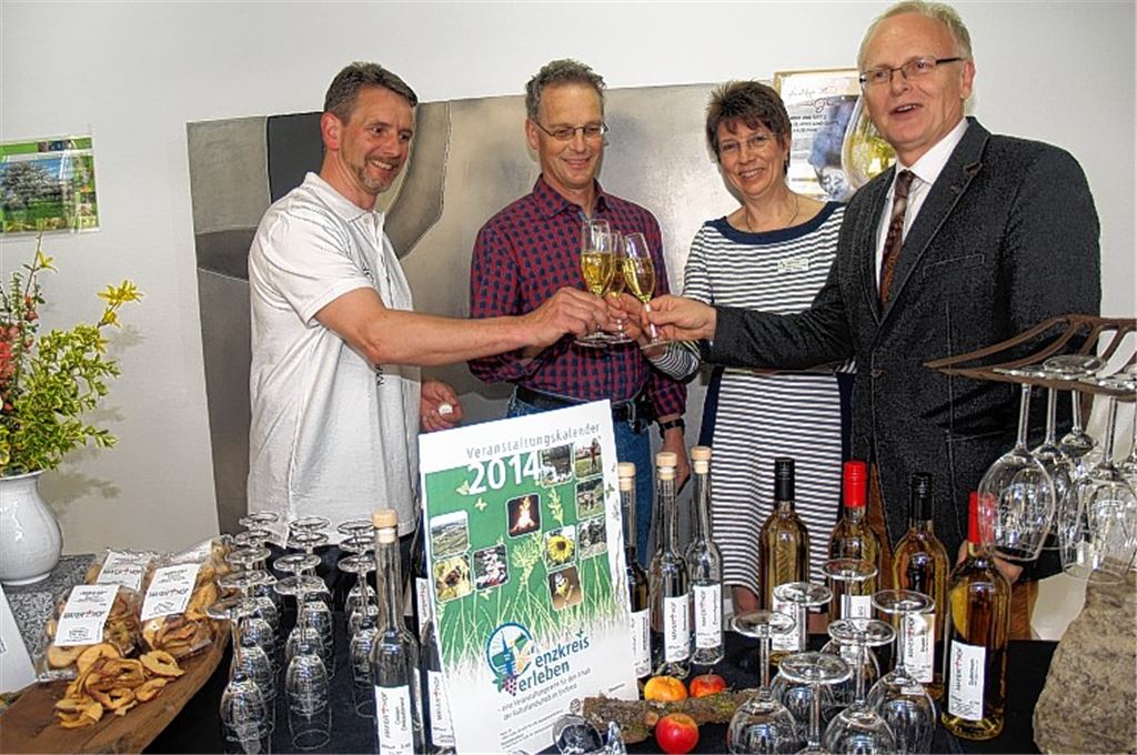 Landrat Karl Röckinger (v. re.), Angela Gewiese vom Forum 21, Bernhard Reisch vom Landwirtschaftsamt Enzkreis und Achim Mayer vom Mayerhof Mühlacker stoßen an. Foto: Filitz