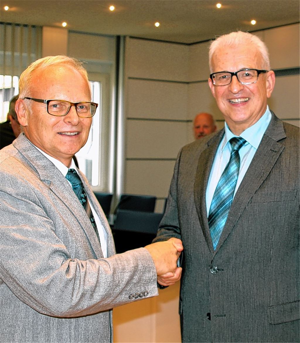 Landrat Karl Röckinger verpflichtet Georg Liebl (re.) als neuen Kreisrat. Foto: Kollros