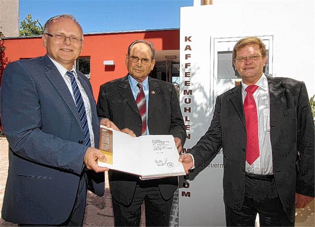 Landrat Karl Röckinger (v.li.), Rolf Scheuermann und Bürgermeister Karlheinz Oehler freuen sich über den Start des Museums. Zu sehen sind auf mehreren Etagen im umgebauten Pfarrhaus circa 1300 Kaffeemühlen aus unterschiedlichen Zeitepochen.