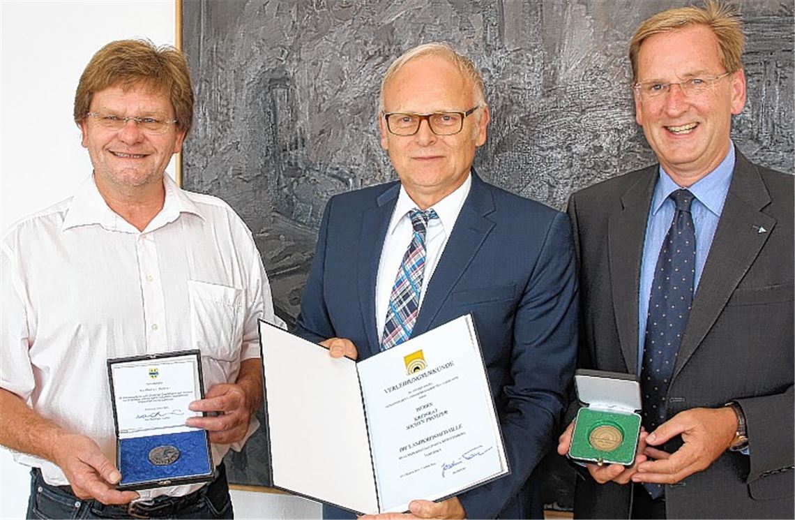 Landrat Röckinger (Mitte) ehrt Karlheinz Oehler (li.) und Jochen Protzer.