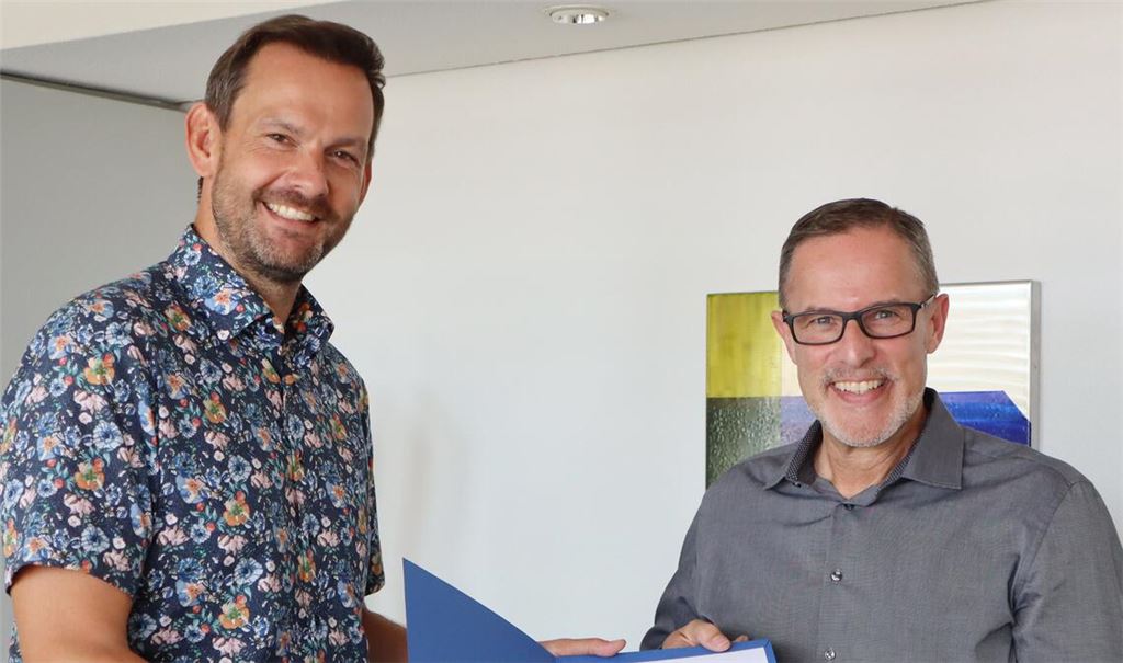 Landrat Rosenau (li.) gratuliert Michael Seiß zum Dienstjubiläum. Foto: Enzkreis/Joos