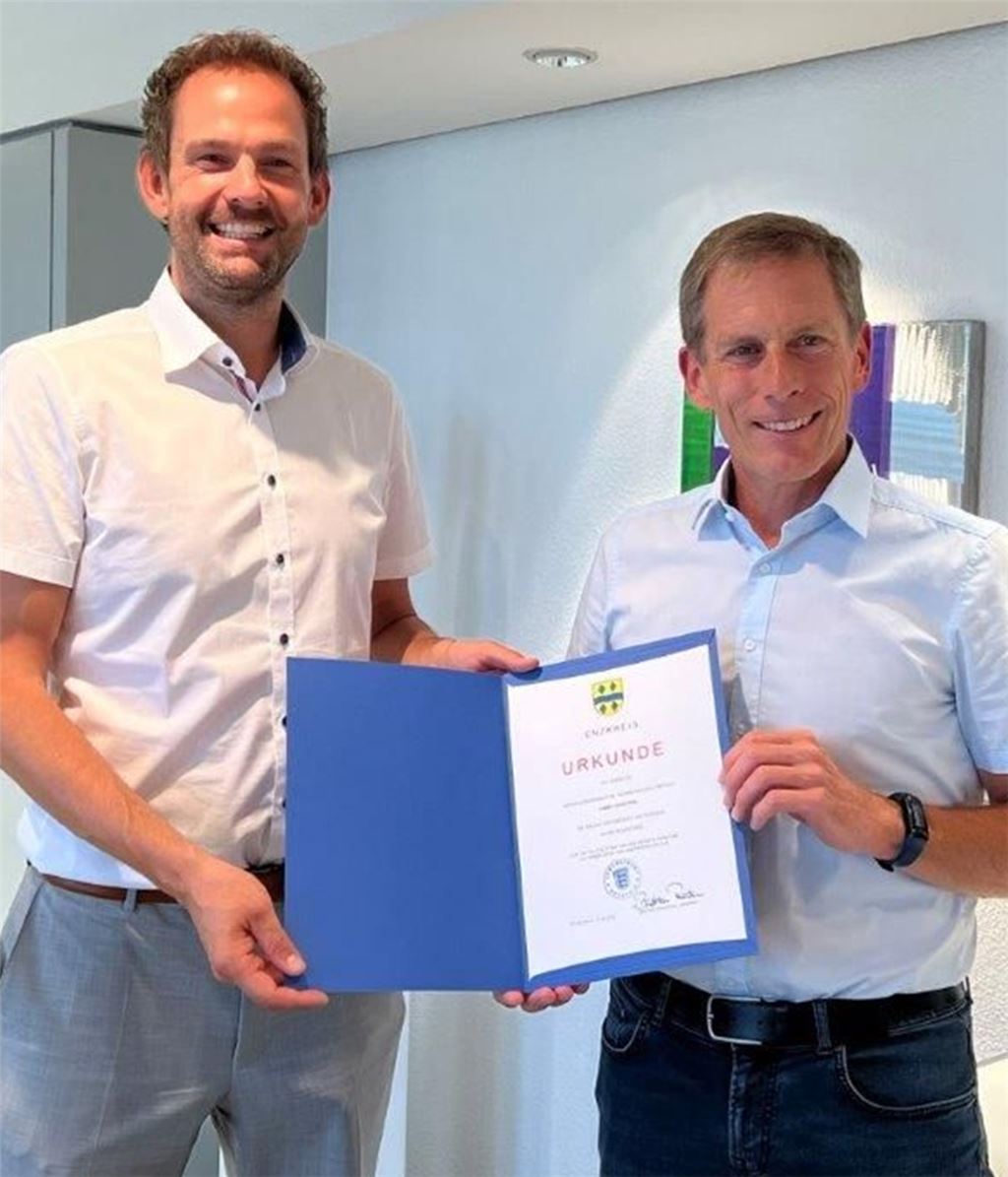 Landrat Rosenau (li.) überreicht Thomas Fritsch die Entlassungsurkunde. Foto: Saraie