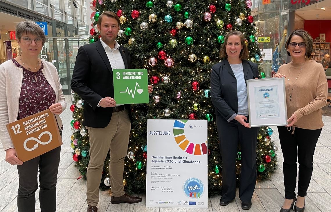 Landrat-Stellvertreterin Dr. Hilde Neidhardt (2. v. re.), die Leiterin der Stabsstelle Klimaschutz und Kreisentwicklung, Edith Marqués Berger (re.), der Agenda-2030-Koordinator Dr. Jannis Hoek und Angela Gewiese von der Stabsstelle Klimaschutz und Kreisentwicklung freuen sich über die Würdigung ihres Beitrags für eine nachhaltige Entwicklung. Foto: Enzkreis/Julia Solar