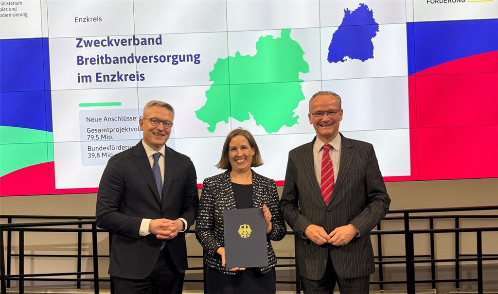 Landrat-Stellvertreterin Dr. Hilde Neidhardt bei der Übergabe der Förderurkunde für den Zweckverband mit Bundesdigitalminister Dr. Karsten Wildberger und dem regionalen CDU-Bundestagsabgeordneten, Staatsminister Gunther Krichbaum, Foto: Büro Krichbaum
