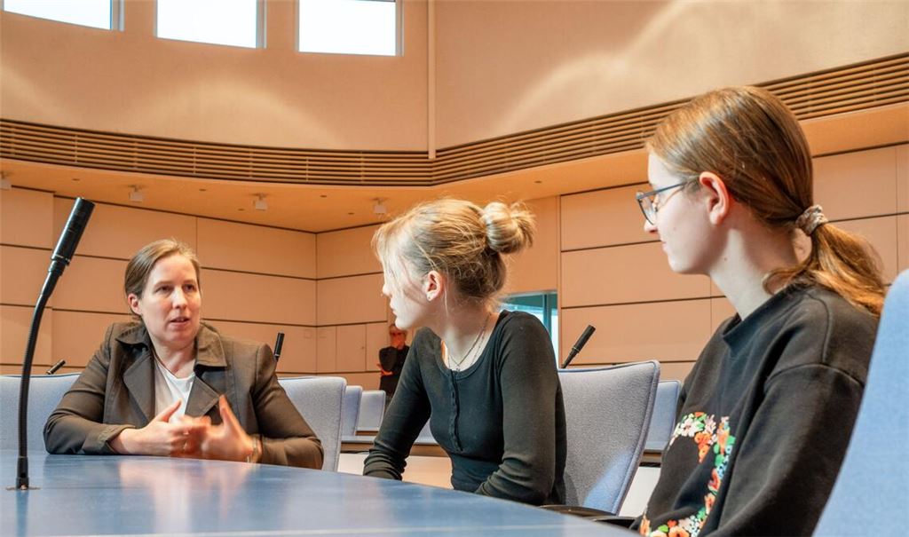 Landrat-Stellvertreterin Dr. Hilde Neidhardt erklärt den Gästen die Zusammenarbeit zwischen Verwaltung und Kreistag. Fotos: Enzkreis/Seibel