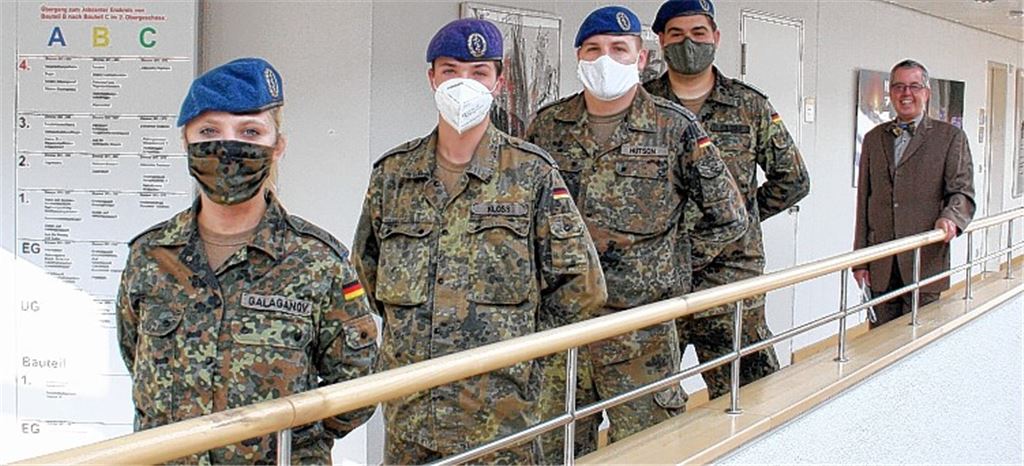 Landrat-Vize Wolfgang Herz (re.) freut sich über Hilfe der Bundeswehr. Foto: privat