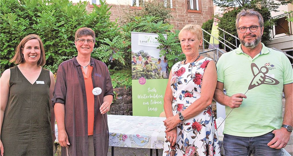 Landrat-Vizin Dr. Hilde Neidhardt, Christine Böhmerle und Marie-Luise Linckh von den Landfrauen sowie Bürgermeister Andreas Felchle stehen hier zwar vor dem Banner des Landfrauenverbandes, aber emotional fest und überzeugt hinter deren Zielen. Foto: Filitz