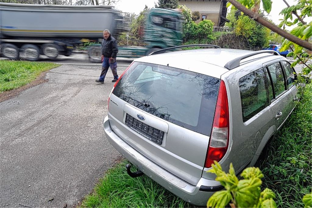 Schrottauto in Landschaft entsorgt