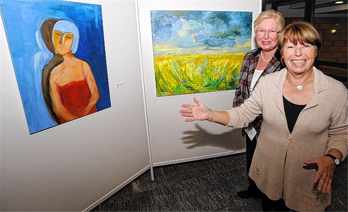 Landschaftsbilder und Menschen malt die Künstlerin Irmtraud Würth (re.), die bei der Vernissage im Rathaus von Oberbürgermeister-Stellvertreterin Heidemarie Roller begrüßt wird.