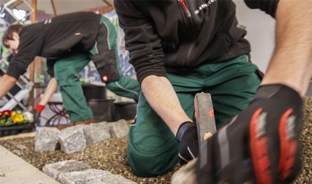 Landschaftsgärtner zeigen bei einer Messe ihr Können - in der Ausbildung läuft es nicht immer rund.