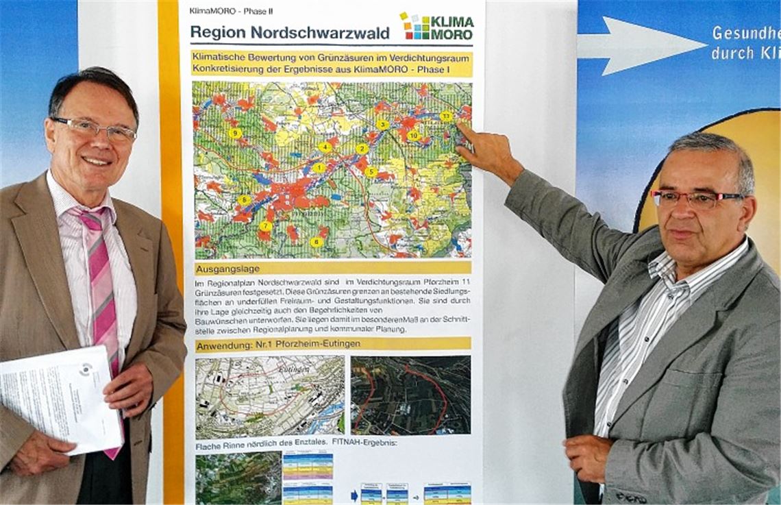 Landschaftsplaner Helmut Andrä vom Regionalverband (re.) deutet auf die laut einem Klimagutachter klimatisch bedeutungslose Grünzäsur im Osten von Mühlacker. Links: Umwelt-Dezernent Karl-Heinz Zeller. Foto: Kollros