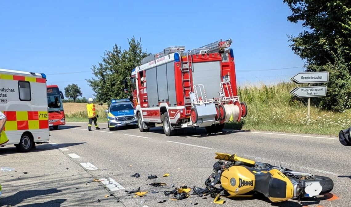 Landstraße bei Wiernsheim wird nach Unfall komplett gesperrt. Foto: Feuerwehr Wiernsheim