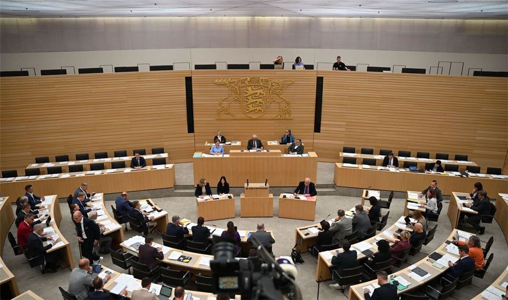 Landtagsabgeordnete folgen im Plenarsaal einer Sitzung des Landtags.