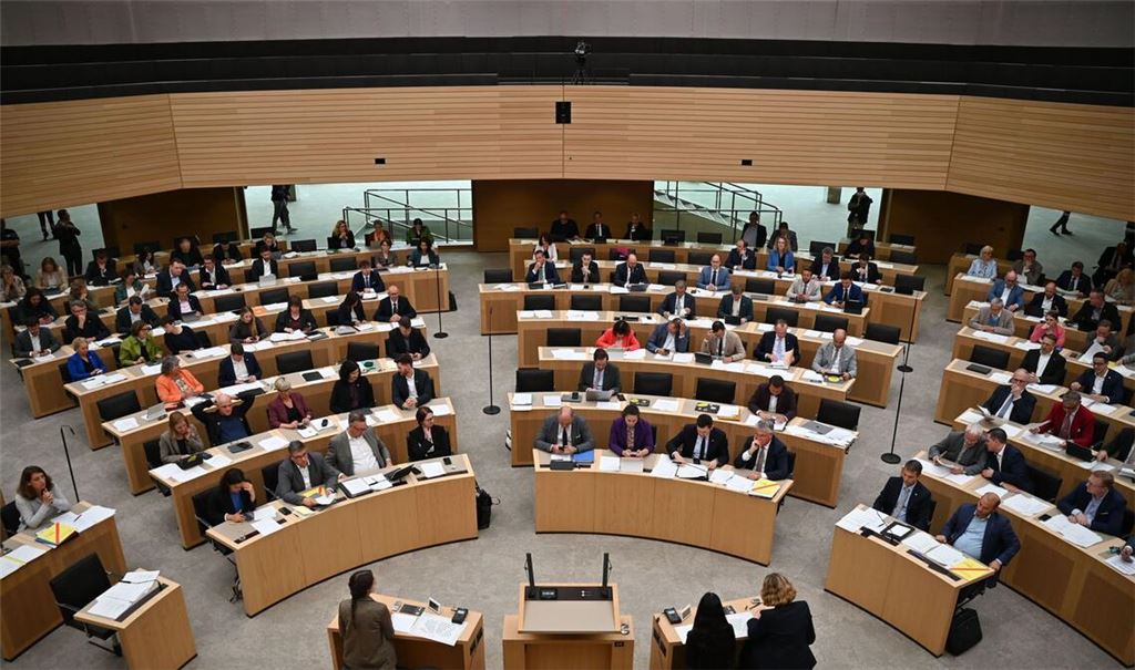 Landtagsabgeordnete folgen im Plenarsaal einer Sitzung des Landtags.