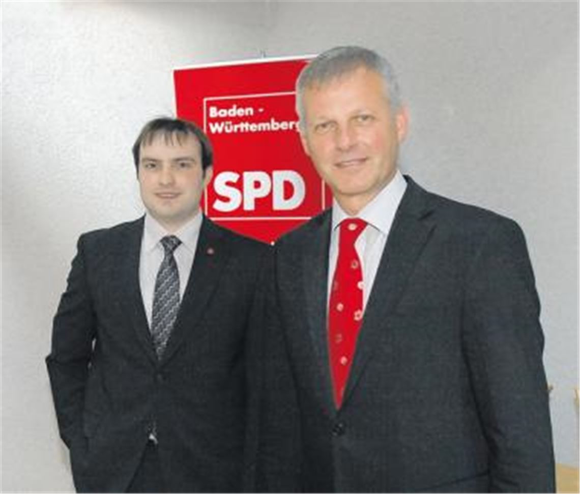 Landtagsabgeordneter Thomas Knapp (re.) ist von der Delegiertenversammlung der Enzkreis-SPD zum Kandidaten für die Landtagswahl am 27. März 2011 nominiert worden. SPD-Kreisvorsitzender Timo Steinhilper wurde zum Ersatzbewerber bestimmt. Foto: Schott
