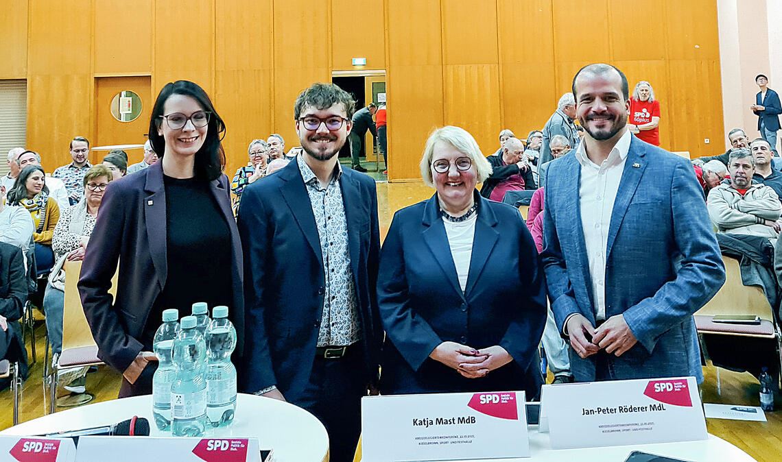 Sozialstaat, Bildung und Wohnraum im Fokus Landtagskandidatin Annkathrin Wulff (v.li.), Landtagskandidat Michael Hofsäß, Bundestagsabgeordnete Katja Mast und Landtagsabgeordneter Jan-Peter Röderer. Foto: König