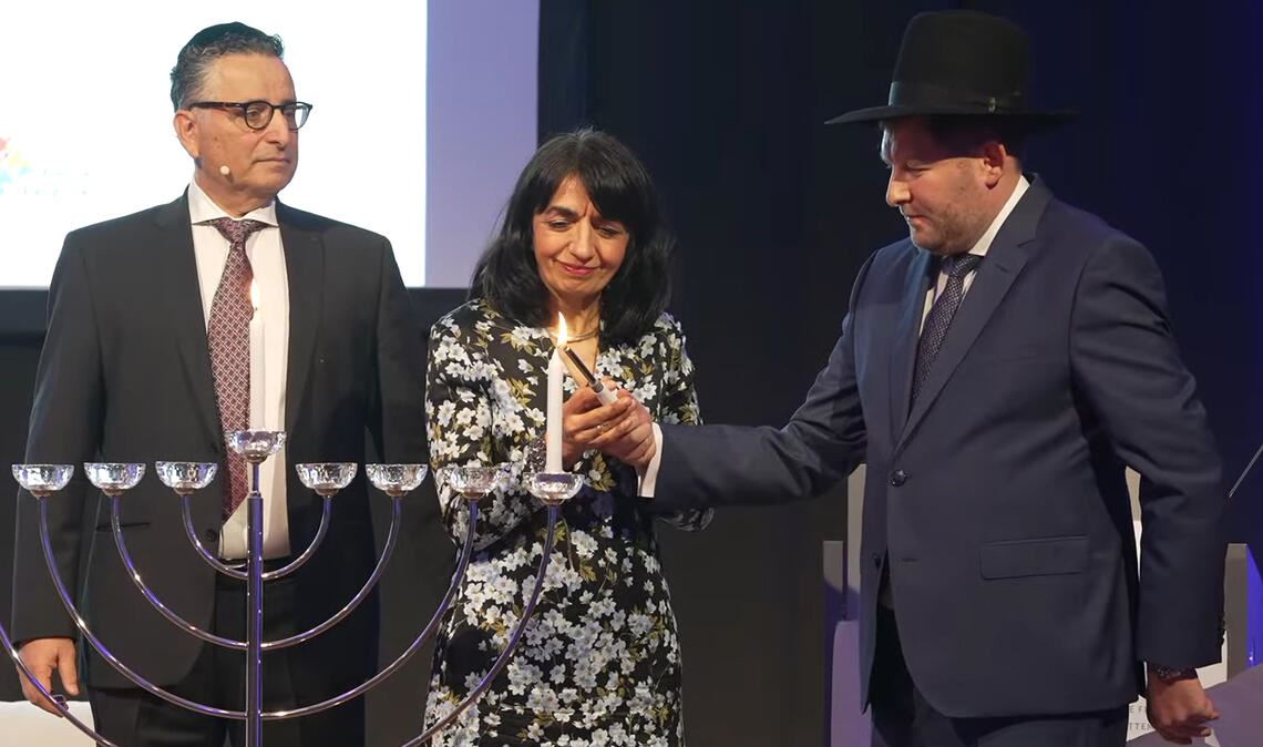Landtagspräsidentin Muhterem Aras entzündet die Kerze am Chanukka-Leuchter gemeinsam mit Landesrabbiner Moshe Flomenmann (re.) und im Beisein von Rabbi Rami Suliman. Fotos: Friedrich
