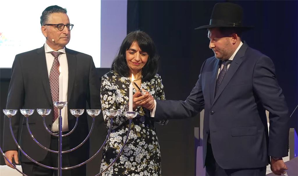 Landtagspräsidentin Muhterem Aras entzündet die Kerze am Chanukka-Leuchter gemeinsam mit Landesrabbiner Moshe Flomenmann (re.) und im Beisein von Rabbi Rami Suliman. Fotos: Friedrich