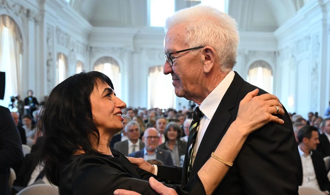 Landtagspräsidentin herzt Ministerpräsident: Muhterem Aras verabschiedete sich herzlich von Kretschmann
