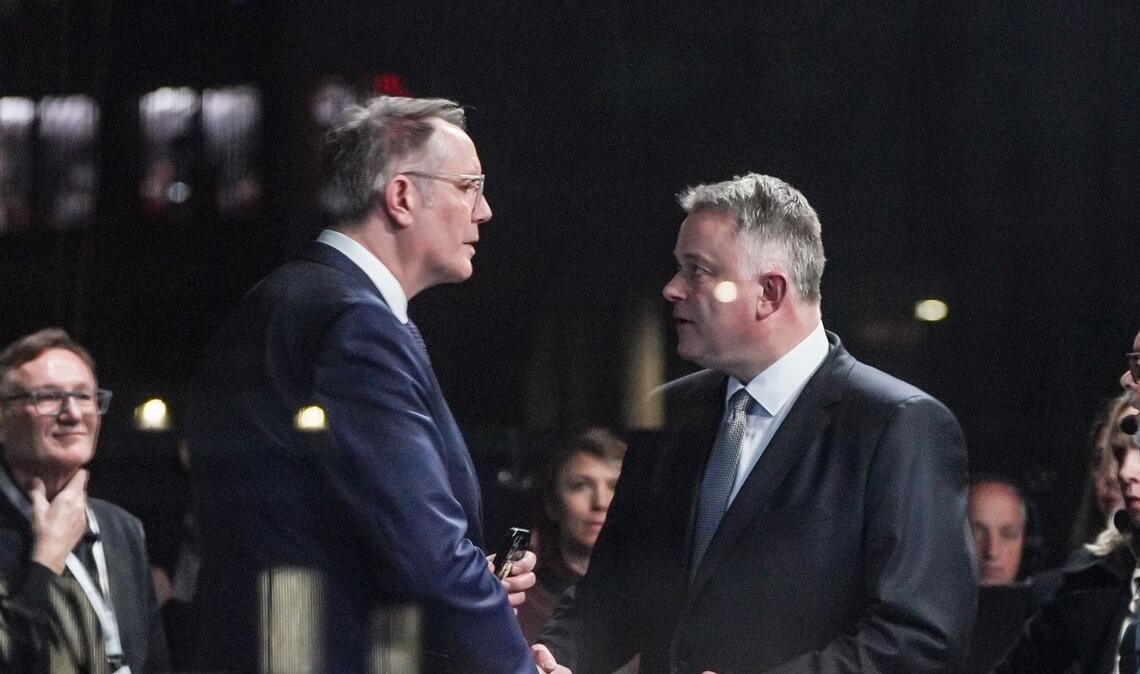 Landtagswahl in Rheinland-Pfalz: Ministerpräsident Alexander Schweitzer (l, SPD) gibt Gordon Schnieder (CDU), Landesparteichef, im ARD Fernsehstudio die Hand.