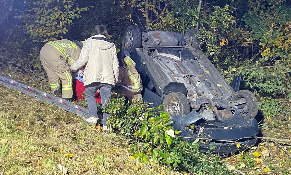 Auto überschlägt sich und landet auf Dach Landung auf dem Dach.Foto. Neugebauer