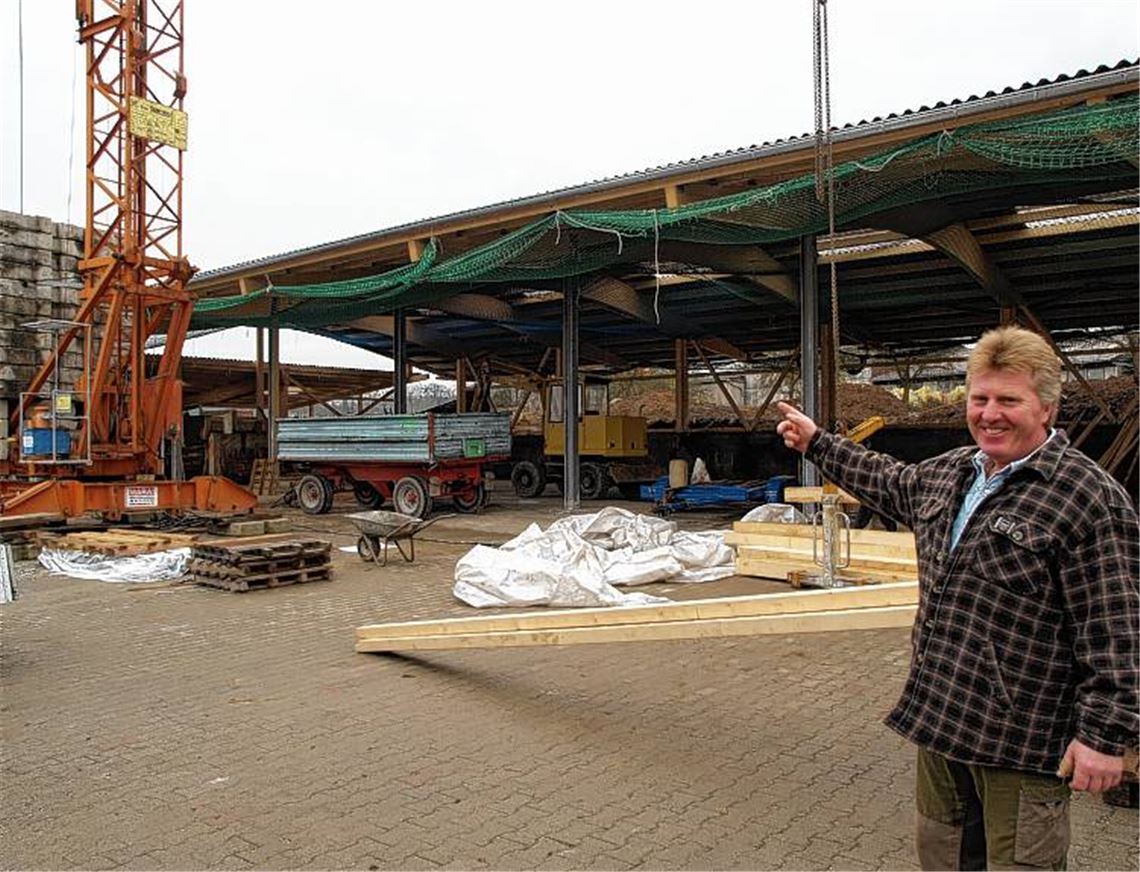Landwirt Albrecht Rommler vor dem Neubau seiner Scheune. Die alte Halle wurde vor vier Monaten ein Opfer der Flammen. Foto: Zundel