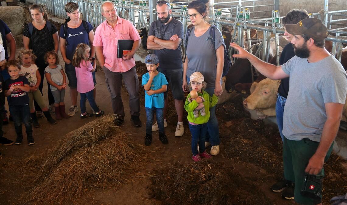 Landwirt Gerst öffnet seine Stalltüren für Besucher Landwirt Marcel Gerst (re.) gibt Einblicke in die Tierhaltung auf seinem Hof. Foto: Friedrich
