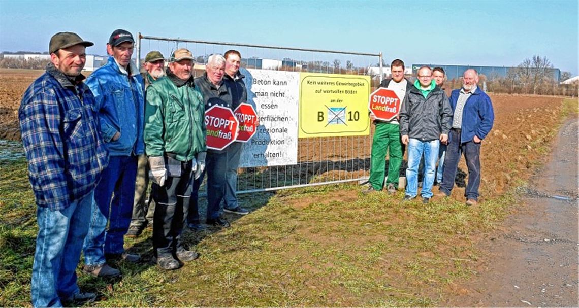 Landwirte machen mobil gegen einen Sprung des Gewerbegebiets Waldäcker (im Hintergrund) über die B 10, weil dabei ihre guten Böden für immer verloren gingen. Foto: Goertz