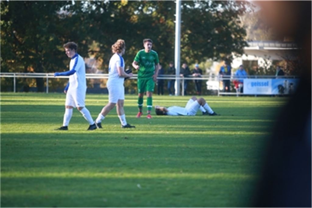 Lange Gesichter bei den Illinger Fußballern: Die Mannschaft schenkt gegen Kleinglattbach eine 1:0-Führung ab und wirkt nach der Partie niedergeschlagen. Fotos: Huber