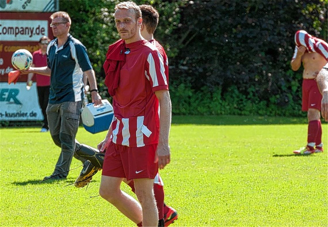 Lange Gesichter, leere Blicke nach dem verpassten Sieg in Vaihingen: Ein Freistoßtor in der Schlussminute kostet den TSV Wiernsheim zwei Punkte und den Klassenerhalt. Ein Jahr nach dem Abstieg aus der Kreisliga A ist nun erneut ein Abstieg zu verdauen. Foto: Zschorsch