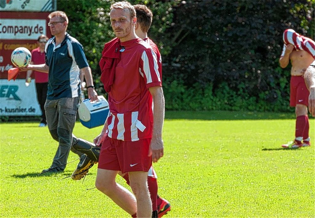 Lange Gesichter, leere Blicke nach dem verpassten Sieg in Vaihingen: Ein Freistoßtor in der Schlussminute kostet den TSV Wiernsheim zwei Punkte und den Klassenerhalt. Ein Jahr nach dem Abstieg aus der Kreisliga A ist nun erneut ein Abstieg zu verdauen. Foto: Zschorsch