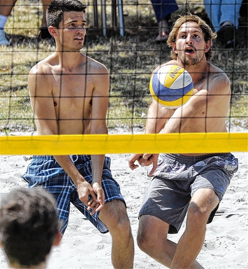 Lange Matches bei über 40 Grad: Manuel Haas (li.) und Justus Effenberger. Foto: Fotomoment