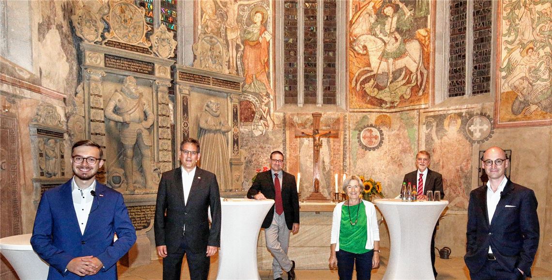 Lange Nacht der Kirche in Niefern mit einem Podiumsgespräch mit Kandidaten für die Landtagswahl (v.li.): Michael Hofsäß (SPD), Professor Dr. Erik Schweickert (FDP), Moderator Matthias Koch, Stefanie Seemann ( Grüne), Pfarrer Mathias Götz, Philippe A. Singer (CDU). Foto: Tilo Keller