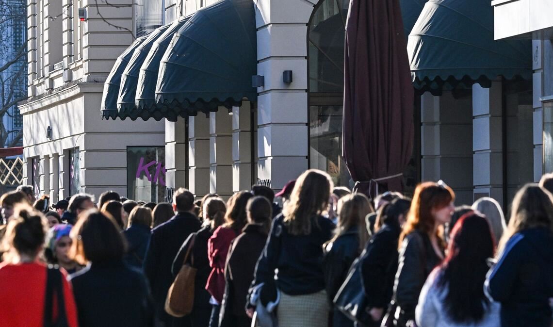 Lange Schlange: Viele Fans zog es zu einem Pop-up-Store zum neuen Album von Harry Styles. (Archivbild)