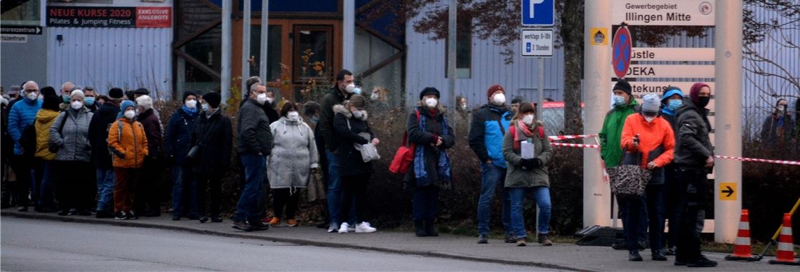 Lange Schlange am Samstag in Illingen, wo nach dem Windhundprinzip gegen Corona geimpft wurde. Vor dem Pieks die Aufklärung und Einwilligung: Helfer vom DRK Illingen und Mühlacker verteilen die Formulare und geben Auskunft. Ebenfalls vor Ort: der ehemalige Illinger Hausarzt Dr. Udo Beller und die Illinger Frauenärztin Dr. Kathrin Kadura. Fotos: Stahlfeld