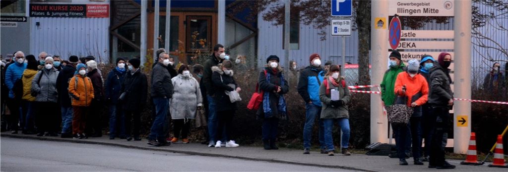 Lange Schlange am Samstag in Illingen, wo nach dem Windhundprinzip gegen Corona geimpft wurde. Vor dem Pieks die Aufklärung und Einwilligung: Helfer vom DRK Illingen und Mühlacker verteilen die Formulare und geben Auskunft. Ebenfalls vor Ort: der ehemalige Illinger Hausarzt Dr. Udo Beller und die Illinger Frauenärztin Dr. Kathrin Kadura. Fotos: Stahlfeld