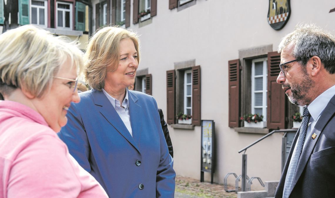 Lange Verbundenheit: 2022 besucht Katja Mast (li.) an der Seite von Bärbel Bas, damals Bundestagspräsidentin, Maulbronn und den damaligen Rathauschef Andreas Felchle. Foto: Archiv
