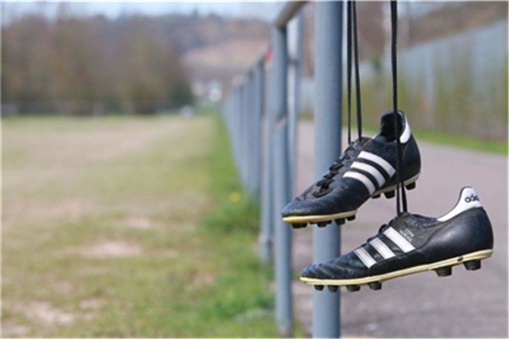 Lange Zeit wurden die Fußballschuhe wegen des Corona-Lockdowns nicht gebraucht. Das ändert sich nun, denn es geht wieder mit den Pflichtspielen los. Huber
