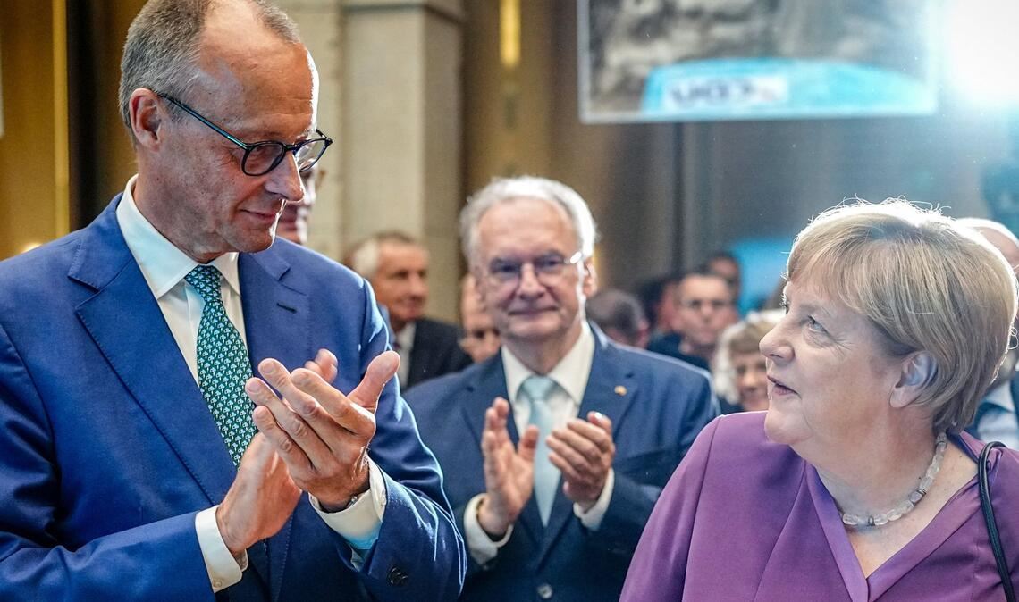 Lange galten sie als politische Gegner – nun will Angela Merkel ihrem Nachfolger Friedrich Merz per Handbrief zum runden Geburtstag gratulieren. (Archivbild)