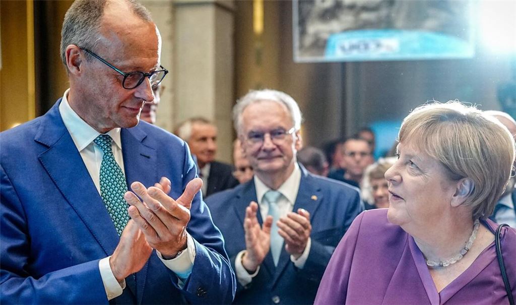 Lange galten sie als politische Gegner – nun will Angela Merkel ihrem Nachfolger Friedrich Merz per Handbrief zum runden Geburtstag gratulieren. (Archivbild)