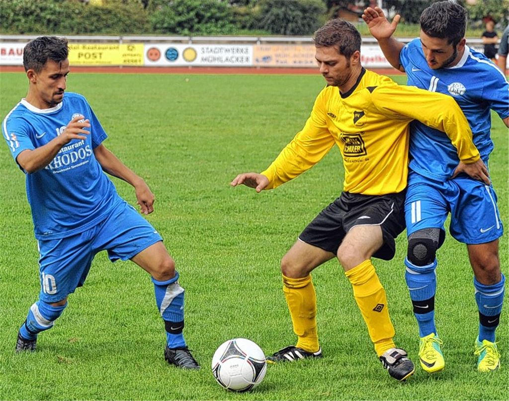 Lange war das Rennen eng: Nun kann Lienzingen (in Gelb) nur noch mit viel Glück auf einen Aufstiegsplatz vorrücken, 08 Mühlacker (in Blau) kann sogar noch Meister werden. Archivoto: Fotomoment