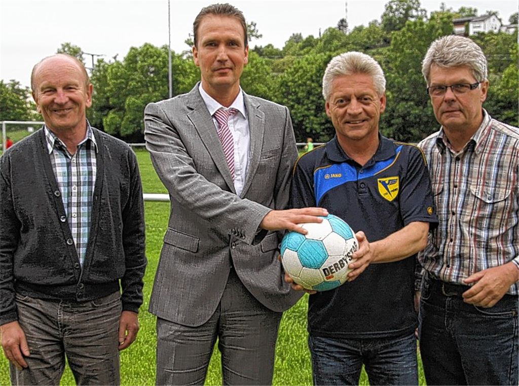 Langfristig angelegtes Engagement: Bernd Kirchstetter (2.v.li.) bekommt vom Phönix-Vorstand (Ulrich Rümmelin, Gerd Thieme, Karlheinz Mannhardt, v.li.) einen großen Vertrauensvorschuss. Foto: Eigner