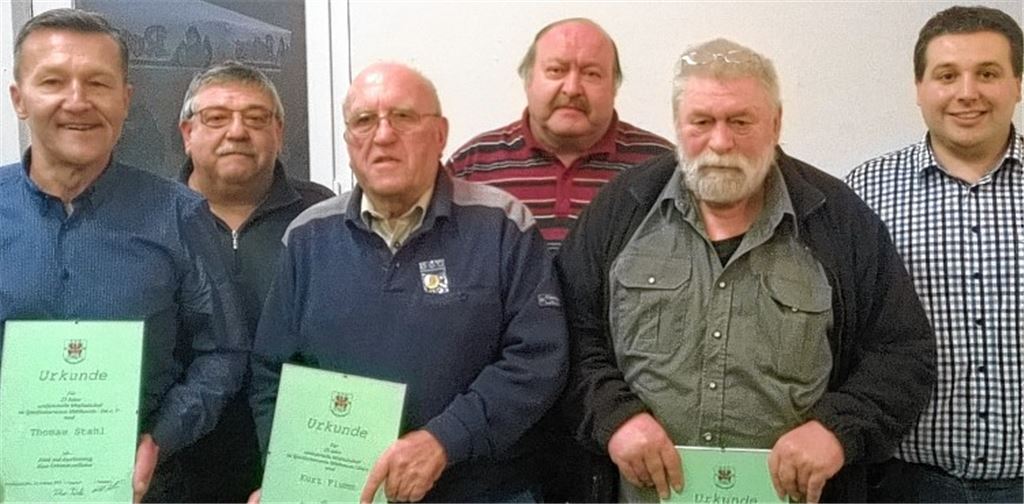 Langjährige Sportfischer: Die Vorsitzenden Tobias Kärcher (re.) und Norbert Riede (2.v.li.) zeichnen Thomas Stahl, Kurt Flumm, Fritz Mauroschat und Walter Kühnle (v.li.) aus.